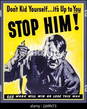 WW2 ADOLF HITLER-PLAKAT ‘STOPPT IHN’ Hitler in dämonischer Wut mit blutbeflecktem Dolch Propaganda-Plakat für den Zweiten Weltkrieg Anti-Nazi-Deutschland „Don't Kid Yourself...it's Up to You... Stoppt ihn!“ ‘Unsere Arbeit wird diesen Krieg gewinnen oder verlieren’ 1943. Weltkrieg 2. Zweiter Weltkrieg. Amerikanisches Anti-Nazi-Propagandaposter Stockfoto