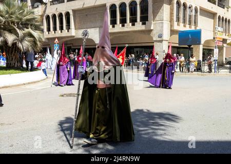 Almunecar, Spanien. 17.. April 2022. Karwoche, Semana Santa in Almuñécar, erklärt von nationalem touristischem Interesse in Andalusien, füllt die Straßen der Gemeinde mit Tradition und herzlicher Hingabe jedes Jahr. Dies ist die Ostersonntagsprozession, der letzte Tag der Karwoche. Es erinnert an das katholische Fest der Auferstehung Jesu Christi. Bruderschaften organisieren die Prozessionen, die durch die Straßen und Plätze gehen mit schönen Thronen geschmückt mit Blumen und religiösen Bildern, die von den Gabeln getragen werden. Credit David Smith/Alamy Live News Stockfoto