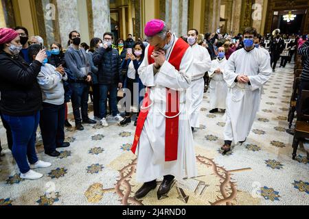 Buenos Aires, Argentinien. 15. April 2022. In der Kathedrale von Buenos Aires wird ein Kardinal in Begleitung der anderen Gläubigen beten gesehen. Nach zwei Jahren der Pandemie kehrten die traditionellen Kreuzwegstationen am Karfreitag um 8:00 Uhr auf die Straßen von Buenos Aires zurück. Es wurde durch die Avenue of Mayo zur Kathedrale der Stadt mit dem Kardinal und aktuellen Erzbischof von Buenos Aires, Mario Aurelio Poli, durchgeführt, der das Bußkreuz trug. (Foto von Nacho Boullosa/SOPA Images/Sipa USA) Quelle: SIPA USA/Alamy Live News Stockfoto