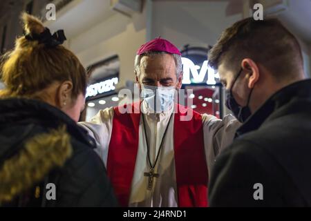 Buenos Aires, Argentinien. 15. April 2022. Ein Kardinal segnet zwei Menschen auf dem Kreuzweg in der Stadt Buenos Aires. Nach zwei Jahren der Pandemie kehrten die traditionellen Kreuzwegstationen am Karfreitag um 8:00 Uhr auf die Straßen von Buenos Aires zurück. Es wurde durch die Avenue of Mayo zur Kathedrale der Stadt mit dem Kardinal und aktuellen Erzbischof von Buenos Aires, Mario Aurelio Poli, durchgeführt, der das Bußkreuz trug. (Foto von Nacho Boullosa/SOPA Images/Sipa USA) Quelle: SIPA USA/Alamy Live News Stockfoto