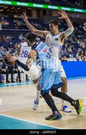 Madrid, Madrid, Spanien. 17. April 2022. Sergi Quintela (blau) und Alberto Abalde (weiß) beim Real Madrid Sieg über BreogÃn Lugo 90 - 65 in Liga Endesa regulären Saison Spiel (Tag 29) in Madrid (Spanien) im Wizink Center gefeiert. April 17. 2022. (Bild: © Juan Carlos GarcÃ-A Mate/Pacific Press via ZUMA Press Wire) Stockfoto