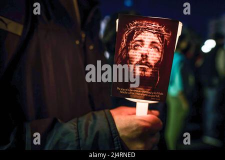 Buenos Aires, Argentinien. 15. April 2022. Das Bild Christi wird von einem Gläubigen auf dem Kreuzweg in der Stadt Buenos Aires gehalten. Nach zwei Jahren der Pandemie kehrten die traditionellen Kreuzwegstationen am Karfreitag um 8:00 Uhr auf die Straßen von Buenos Aires zurück. Es wurde durch die Avenue of Mayo zur Kathedrale der Stadt mit dem Kardinal und aktuellen Erzbischof von Buenos Aires, Mario Aurelio Poli, durchgeführt, der das Bußkreuz trug. (Foto von Nacho Boullosa/SOPA Images/Sipa USA) Quelle: SIPA USA/Alamy Live News Stockfoto