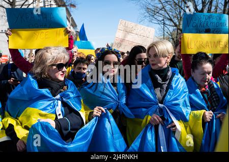 16.04.2022, Berlin, Deutschland, Europa - ukrainische Frauen protestieren bei einer Demonstration während des alternativen ostermarsches für wahren Frieden in der Ukraine. Stockfoto