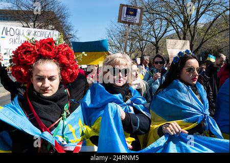 16.04.2022, Berlin, Deutschland, Europa - ukrainische Frauen protestieren bei einer Demonstration während des alternativen ostermarsches für wahren Frieden in der Ukraine. Stockfoto