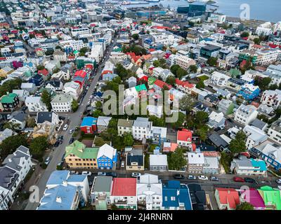 Wunderschöne filmische Luftaufnahmen der isländischen Hauptstadt Reykjavik, der Kathedrale und der wunderschönen Stadt Stockfoto