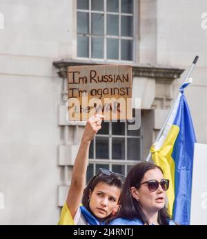 London, England, Großbritannien. 17. April 2022. Ein Protestler hält ein Schild mit der Aufschrift "Ich bin Russe, ich bin gegen den Krieg". Demonstranten versammelten sich vor der Downing Street, um sich solidarisch mit der Ukraine zu zeigen, während Russland seinen Krieg fortsetzt. (Bild: © Vuk Valcic/ZUMA Press Wire) Stockfoto