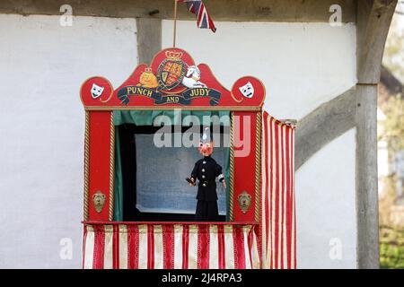 Eine Punch and Judy Show im Weald & Downland Museum in Singleton, Chichester, West Sussex, Großbritannien. Stockfoto