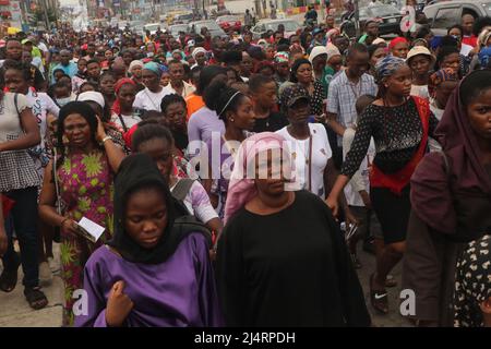 Katholische Gläubige in der Region Ikeja in Lagos, die Jesus Christus bei der Kreuzigung und dem Tod Jesu Christi in der Befolgung des Karfreitags darstellen. Nigeria. Stockfoto
