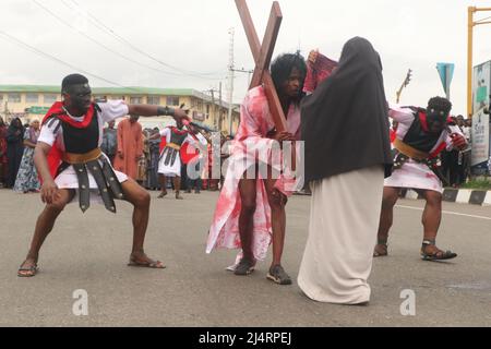 Katholische Gläubige in der Region Ikeja in Lagos, die Jesus Christus bei der Kreuzigung und dem Tod Jesu Christi in der Befolgung des Karfreitags darstellen. Nigeria. Stockfoto
