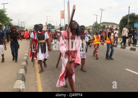 Katholische Gläubige in der Region Ikeja in Lagos, die Jesus Christus bei der Kreuzigung und dem Tod Jesu Christi in der Befolgung des Karfreitags darstellen. Nigeria. Stockfoto