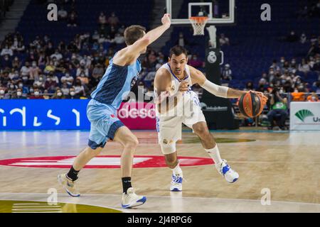 Madrid, Madrid, Spanien. 17. April 2022. Alberto Abalde (weiß) beim Real Madrid Sieg über BreogÃn Lugo 90 - 65 in Liga Endesa regulären Saison Spiel (Tag 29) gefeiert in Madrid (Spanien) im Wizink Center. April 17. 2022. (Bild: © Juan Carlos GarcÃ-A Mate/Pacific Press via ZUMA Press Wire) Stockfoto