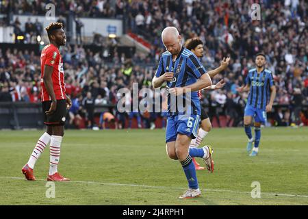 ROTTERDAM - (lr) Ibrahim Sangare vom PSV Eindhoven ist enttäuscht, Davy Klaassen von Ajax feiert den 2-2, später wurde dies vom Video Assistant Schiedsrichter (VAR) für das Offside während des niederländischen TOTO KNVB Cup Finalmatches zwischen PSV und AJAX im Stadium de Kuip am 17. April abgelehnt, 2022 in Rotterdam, Niederlande. ANP MAURICE VAN STEEN Stockfoto