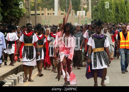 Katholische Gläubige in der Region Ikeja in Lagos, die Jesus Christus bei der Kreuzigung und dem Tod Jesu Christi in der Befolgung des Karfreitags darstellen. Nigeria. Stockfoto