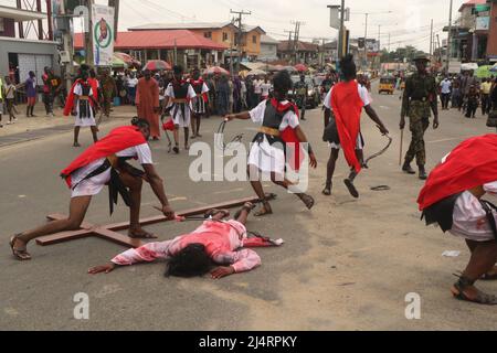 Katholische Gläubige in der Region Ikeja in Lagos, die Jesus Christus bei der Kreuzigung und dem Tod Jesu Christi in der Befolgung des Karfreitags darstellen. Nigeria. Stockfoto