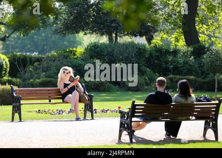 London, Großbritannien. 16. April 2022. Die Menschen genießen den warmen und sonnigen Bankurlaub im Clissold Park in London. (Foto von Steve Taylor/SOPA Images/Sipa USA) Quelle: SIPA USA/Alamy Live News Stockfoto