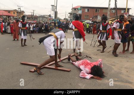 Katholische Gläubige in der Region Ikeja in Lagos, die Jesus Christus bei der Kreuzigung und dem Tod Jesu Christi in der Befolgung des Karfreitags darstellen. Nigeria. Stockfoto