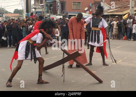 Katholische Gläubige in der Region Ikeja in Lagos, die Jesus Christus bei der Kreuzigung und dem Tod Jesu Christi in der Befolgung des Karfreitags darstellen. Nigeria. Stockfoto
