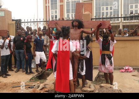 Katholische Gläubige in der Region Ikeja in Lagos, die Jesus Christus bei der Kreuzigung und dem Tod Jesu Christi in der Befolgung des Karfreitags darstellen. Nigeria. Stockfoto