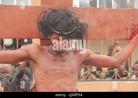 Katholische Gläubige in der Region Ikeja in Lagos, die Jesus Christus bei der Kreuzigung und dem Tod Jesu Christi in der Befolgung des Karfreitags darstellen. Nigeria. Stockfoto
