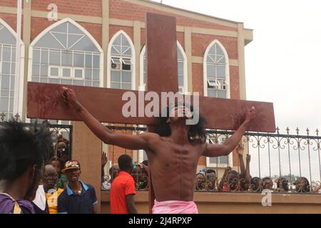 Katholische Gläubige in der Region Ikeja in Lagos, die Jesus Christus bei der Kreuzigung und dem Tod Jesu Christi in der Befolgung des Karfreitags darstellen. Nigeria. Stockfoto