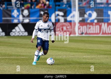 Montreal, Quebec. 16. April 2022. Vancouver Whitecaps Vorwärts Deiber Caicedo (7) läuft mit dem Ball während des MLS-Spiels zwischen den Vancouver Whitecaps und CF Montreal im Saputo Stadium in Montreal, Quebec. Daniel Lea/CSM/Alamy Live News Stockfoto