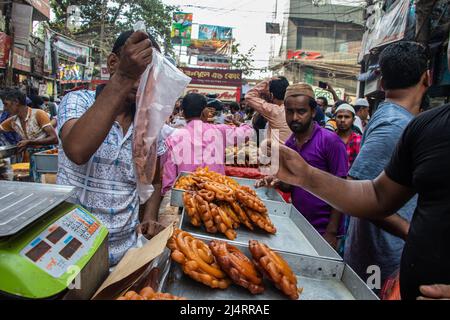 400 Jahre alter traditioneller Street Food Markt sowie der größte Iftar Markt in Dhaka. Chawkbazar liegt im alten Dhaka, das älteste und ist Stockfoto