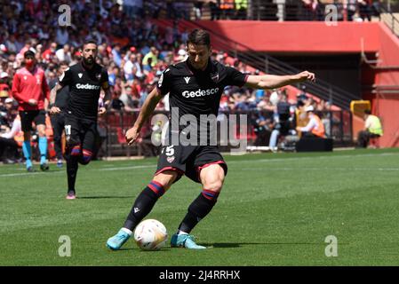 Granada, Spanien. 17. April 2022. Nemanja Radoja Pass Shooting während des Liga-Spiels zwischen Granada CF und UD Levante im Nuevo Los Carmenes Stadion am 17. April 2022 in Granada, Spanien. (Foto: José M Baldomero/Pacific Press) Quelle: Pacific Press Media Production Corp./Alamy Live News Stockfoto