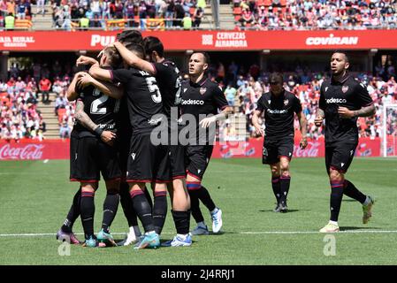 Granada, Spanien. 17. April 2022. Die UD Levante-Spieler feiern sein erstes Tor während des Liga-Spiels zwischen Granada CF und UD Levante im Nuevo Los Carmenes Stadion am 17. April 2022 in Granada, Spanien. (Foto: José M Baldomero/Pacific Press) Quelle: Pacific Press Media Production Corp./Alamy Live News Stockfoto