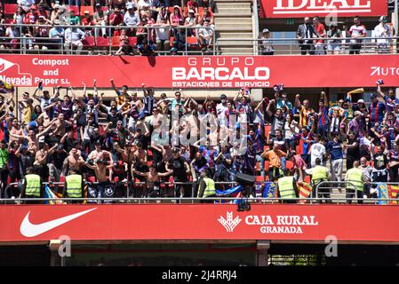 Granada, Spanien. 17. April 2022. Fans von UD Levante feiern ein Tor während des Liga-Spiels zwischen Granada CF und UD Levante im Nuevo Los Carmenes Stadion am 17. April 2022 in Granada, Spanien. (Foto: José M Baldomero/Pacific Press) Quelle: Pacific Press Media Production Corp./Alamy Live News Stockfoto