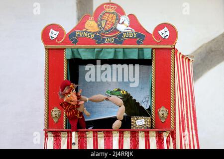 Eine Punch and Judy Show im Weald & Downland Museum in Singleton, Chichester, West Sussex, Großbritannien. Stockfoto