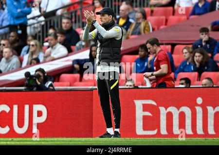 London, Großbritannien. 16. April 2022. Thomas Tuchel (Chelsea-Manager) applaudiert beim Halbfinale des FA Cup zwischen Chelsea und Crystal Palace im Wembley Stadium am 17. 2022. April in London, England. (Foto: Garry Bowden/phcimages.com) Kredit: PHC Images/Alamy Live News Stockfoto