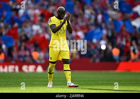 London, Großbritannien. 16. April 2022. Romelu Lukaku (Chelsea) applaudiert den Fans am Ende des Spiels während des Halbfinalspiels des FA Cup zwischen Chelsea und Crystal Palace im Wembley Stadium am 17. 2022. April in London, England. (Foto: Garry Bowden/phcimages.com) Kredit: PHC Images/Alamy Live News Stockfoto