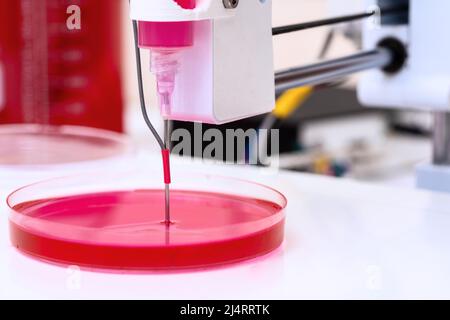 Ausrüstung für die genetische Forschung. Medizin PCR Robotik. DNA-Diagnostik. Forschungs- und Wissenschaftslabor Stockfoto