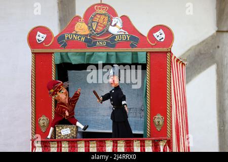 Eine Punch and Judy Show im Weald & Downland Museum in Singleton, Chichester, West Sussex, Großbritannien. Stockfoto