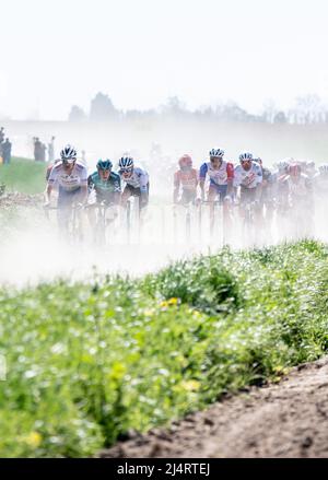 Paris Roubaix 2022, von Compiegne nach Roubaix Velodrome. Die Gruppe fährt über die Kopfsteinpflaster in der belgischen Landschaft Credit: Peter Goding/Alamy Live News Stockfoto