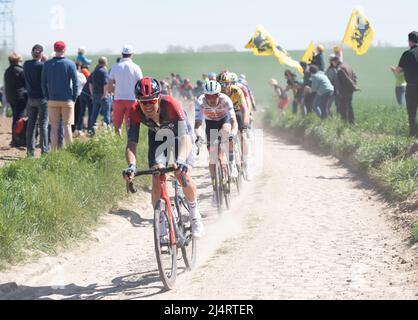 Paris Roubaix 2022, von Compiegne nach Roubaix Velodrome. Luke Rowe für das Team Ineos Grenediers fährt während des Rennens über die Cobbles (Pave). Kredit: Peter Goding/Alamy Live Nachrichten Stockfoto