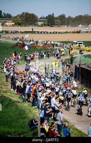 Paris Roubaix 2022, von Compiegne nach Roubaix Velodrome. Die Gruppe reitet über die Kopfsteinpflaster in der belgischen Landschaft in Orchies. Kredit: Peter Goding/Alamy Live Nachrichten Stockfoto