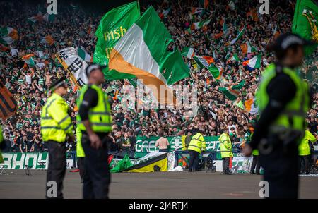 Hampden Park, Gasgow, Großbritannien. 17. April 2022. Scottish Cup Halbfinale, Celtic versus Rangers: Celtic Fans Kredit: Action Plus Sports/Alamy Live News Stockfoto