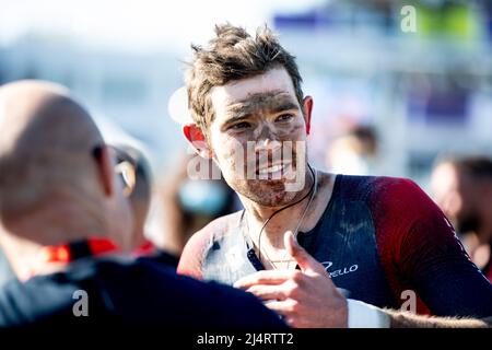 Paris Roubaix 2022, von Compiegne nach Roubaix Velodrome. Das Luke Rowe-Team Ineos Grenediers spricht im Ziel mit dem Teamprinciple David Brailsford. Kredit: Peter Goding/Alamy Live Nachrichten Stockfoto