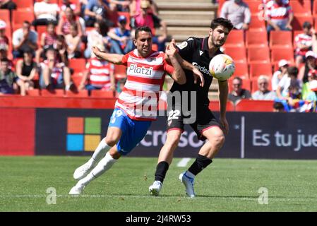 Granada, Granada, Spanien. 17. April 2022. Angel Montoro aus Granada CF kämpft mit Gonzalo Melero während des Liga-Spiels zwischen Granada CF und UD Levante im Nuevo Los Carmenes Stadium am 17. April 2022 in Granada, Spanien, um den Ball. (Bild: © José M Baldomero/Pacific Press via ZUMA Press Wire) Stockfoto