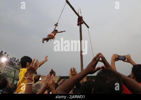 Kalkutta, Indien. 14. April 2022. (4/14/2022) Anhänger versammeln sich, um Charak am Vorabend des bengalischen Neujahrs in Kalkutta zu bezeugen. Charak Puja ist ein Fest der Buße, das dem Hindu-Gott Shiva gewidmet ist. (Foto von Dipa Chakraborty/Pacific Press/Sipa USA) Quelle: SIPA USA/Alamy Live News Stockfoto