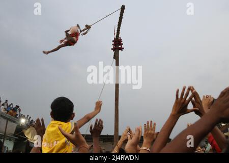 Kalkutta, Indien. 14. April 2022. (4/14/2022) Anhänger versammeln sich, um Charak am Vorabend des bengalischen Neujahrs in Kalkutta zu bezeugen. Charak Puja ist ein Fest der Buße, das dem Hindu-Gott Shiva gewidmet ist. (Foto von Dipa Chakraborty/Pacific Press/Sipa USA) Quelle: SIPA USA/Alamy Live News Stockfoto