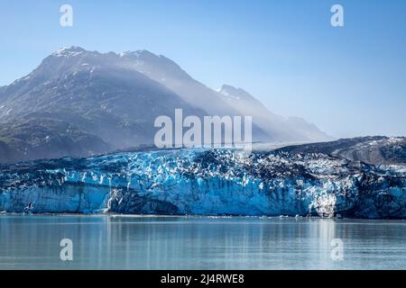 Der Johns Hopkins Tidewater Glacier In Der Glacier Bay Alaska In Der Nähe Der Wand Verdunstet Das Wasser Des Glacier Und Verursacht Nebel Stockfoto