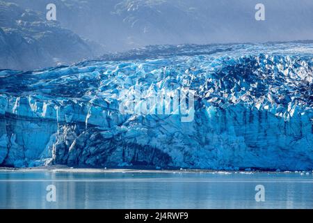 Der Johns Hopkins Tidewater Glacier In Glacier Bay Alaska Nahaufnahme Des Gesichts, Das Wasser Des Gletschers Verdunstet Und Nebel Verursacht Fotografiert Am 2016. Juni Stockfoto