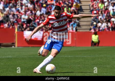 Granada, Spanien. 17. April 2022. Antonio Puertas von Granada CF fährt während des Liga-Spiels zwischen Granada CF und UD Levante am 17. April 2022 im Nuevo Los Carmenes Stadion in Granada, Spanien, auf das Feld. (Foto: José M Baldomero/Pacific Press/Sipa USA) Quelle: SIPA USA/Alamy Live News Stockfoto