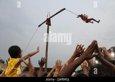 Kalkutta, Indien. 14. April 2022. (4/14/2022) Anhänger versammeln sich, um Charak am Vorabend des bengalischen Neujahrs in Kalkutta zu bezeugen. Charak Puja ist ein Fest der Buße, das dem Hindu-Gott Shiva gewidmet ist. (Foto von Dipa Chakraborty/Pacific Press/Sipa USA) Quelle: SIPA USA/Alamy Live News Stockfoto