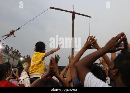 Kalkutta, Indien. 14. April 2022. (4/14/2022) Anhänger versammeln sich, um Charak am Vorabend des bengalischen Neujahrs in Kalkutta zu bezeugen. Charak Puja ist ein Fest der Buße, das dem Hindu-Gott Shiva gewidmet ist. (Foto von Dipa Chakraborty/Pacific Press/Sipa USA) Quelle: SIPA USA/Alamy Live News Stockfoto