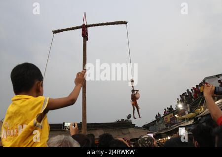 Kalkutta, Indien. 14. April 2022. (4/14/2022) Anhänger versammeln sich, um Charak am Vorabend des bengalischen Neujahrs in Kalkutta zu bezeugen. Charak Puja ist ein Fest der Buße, das dem Hindu-Gott Shiva gewidmet ist. (Foto von Dipa Chakraborty/Pacific Press/Sipa USA) Quelle: SIPA USA/Alamy Live News Stockfoto