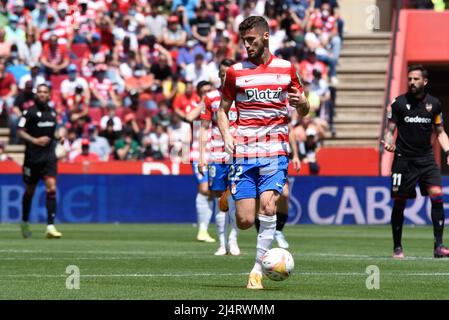 Granada, Spanien. 17. April 2022. Domingos Duarte von Granada CF führt das Ligaspiel zwischen Granada CF und UD Levante im Nuevo Los Carmenes Stadion am 17. April 2022 in Granada, Spanien, auf. (Foto: José M Baldomero/Pacific Press/Sipa USA) Quelle: SIPA USA/Alamy Live News Stockfoto