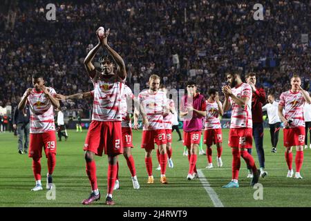 Bergamo, Italien. 14. April 2022. Italien, Bergamo, 14 2022. april: Mohamed Simakan (Leipziger Verteidiger) feiert den Sieg am Ende des Fußballspiels ATALANTA gegen LEIPZIG, Europe League 2021-2022 QF 2leg Gewiss Stadium (Bildquelle: © Fabrizio Andrea Bertani/Pacific Press via ZUMA Press Wire) Stockfoto